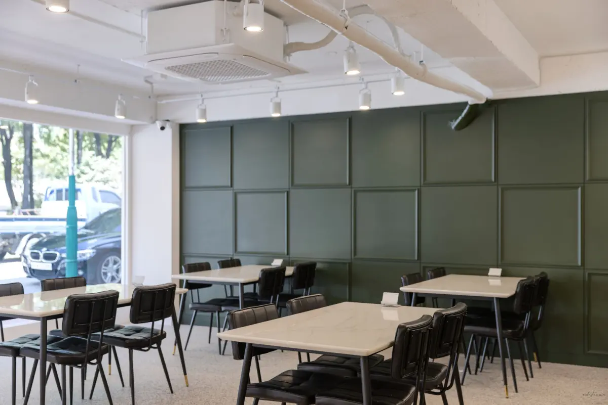 올리브그린 패널과 인더스트리얼이 만난 모던 카페